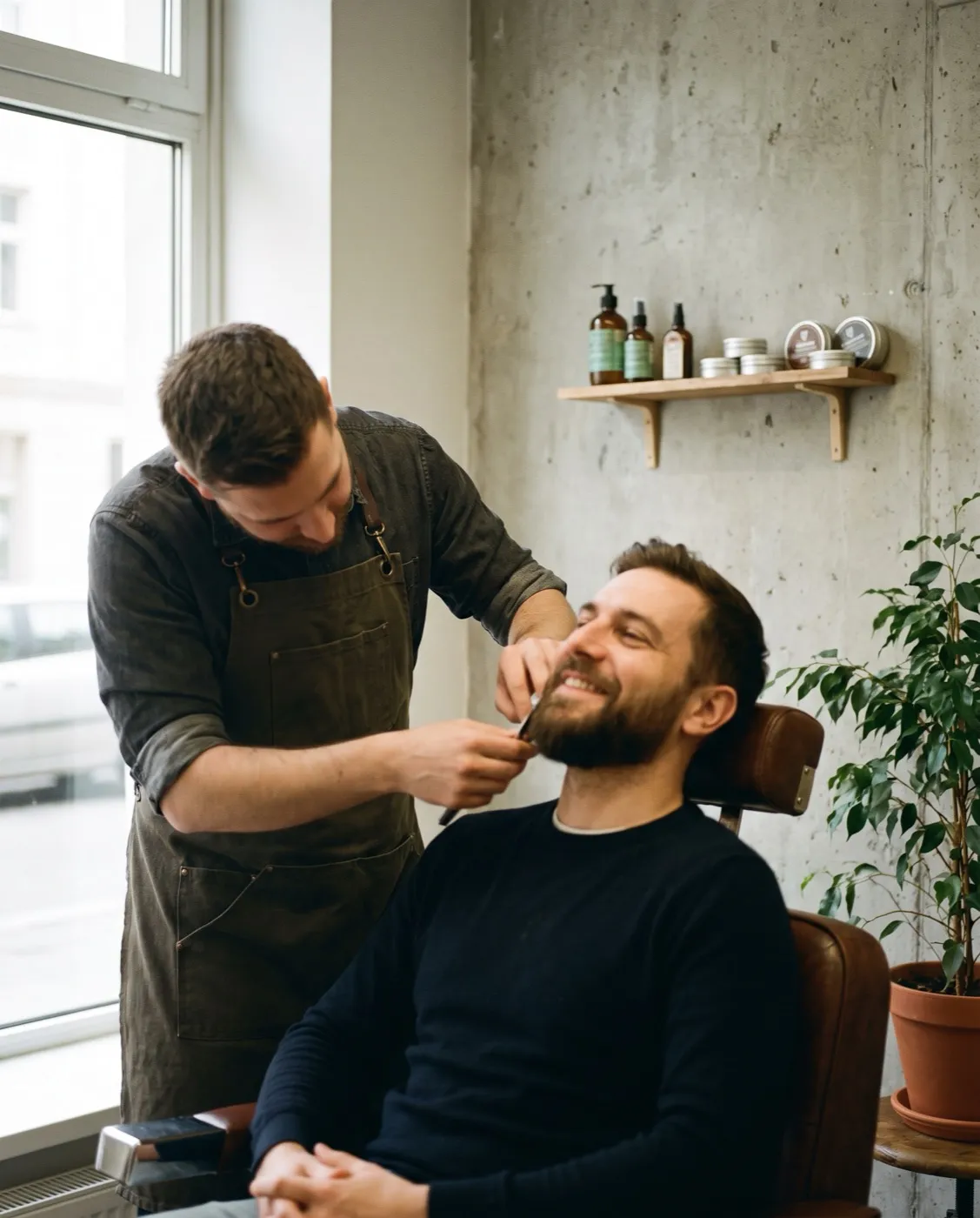 Barber strihá zákazníkovi bradu